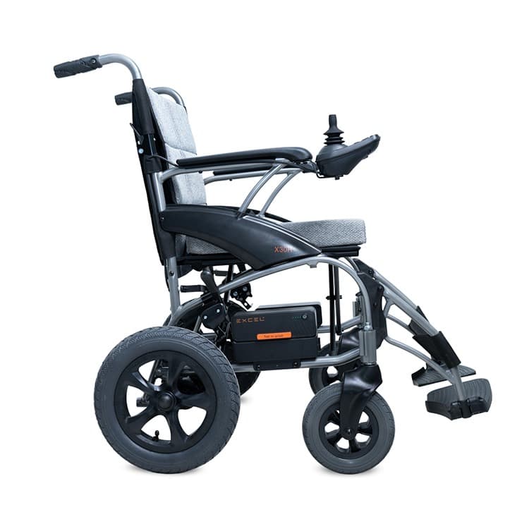 Excel X30R elektrische rolstoel met voetsteunen en joystick bediening en zwart frame met lichtgrijze bekleding zijaanzicht op accu en stevige zijpanelen met Excel logo