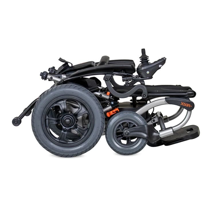 Excel X50R+ elektrische rolstoel met brede centrale voetsteun, heupgordel en joystick bediening en zwart en zilver frame met lichtgrijze bekleding en stevige rugleuning detailfoto compact opgevouwen