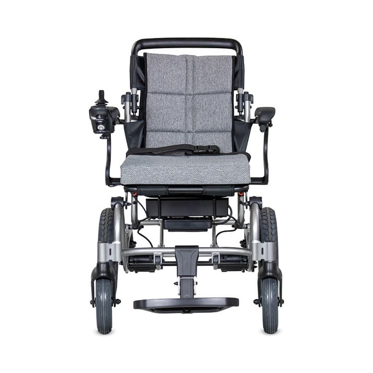 Excel X50R+ elektrische rolstoel met brede centrale voetsteun, heupgordel en joystick bediening en zwart en zilver frame met lichtgrijze bekleding en stevige rugleuning vooraanzicht
