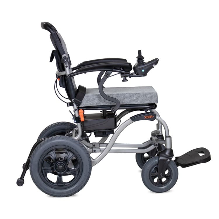 Excel X50R+ elektrische rolstoel met brede centrale voetsteun, heupgordel en joystick bediening en zwart en zilver frame met lichtgrijze bekleding en stevige rugleuning zijaanzicht gebogen zijpanelen