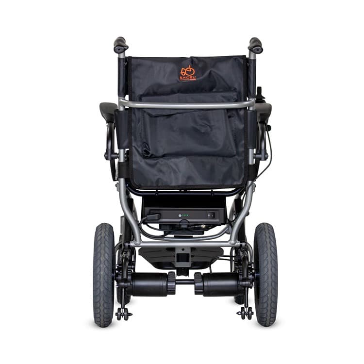 Excel X50R elektrische rolstoel met brede centrale voetsteun, heupgordel en joystick bediening en zwart en zilver frame met lichtgrijze bekleding achterzijde met tasje en anti-kiepwielen