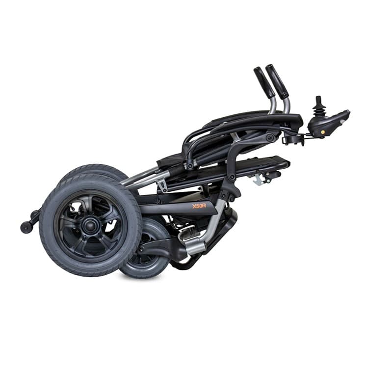 Excel X50R elektrische rolstoel met brede centrale voetsteun, heupgordel en joystick bediening en zwart en zilver frame met lichtgrijze bekleding compact opklapbaar