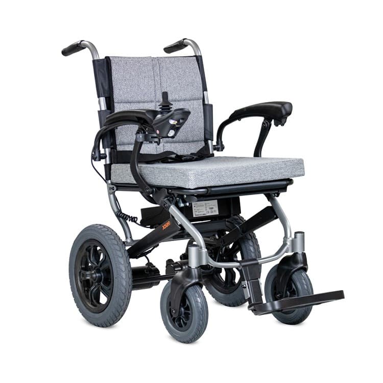 Excel X50R elektrische rolstoel met brede centrale voetsteun, heupgordel en joystick bediening en zwart en zilver frame met lichtgrijze bekleding