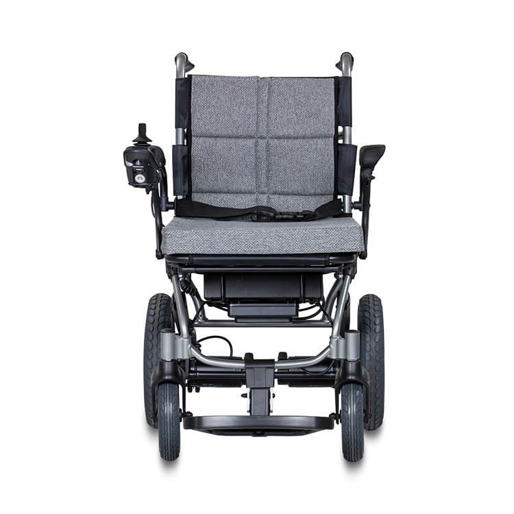 Excel X50R elektrische rolstoel met brede centrale voetsteun, heupgordel en joystick bediening en zwart en zilver frame met lichtgrijze bekleding vooraanzicht
