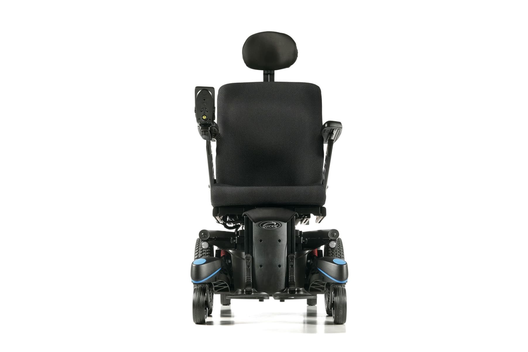 Quickie Q700 elektrische rolstoel maatwerk met grote voetsteunen, ergnomische zitting en hoofdsteun en joystick bediening beeld met midwielmotor vooraanzicht