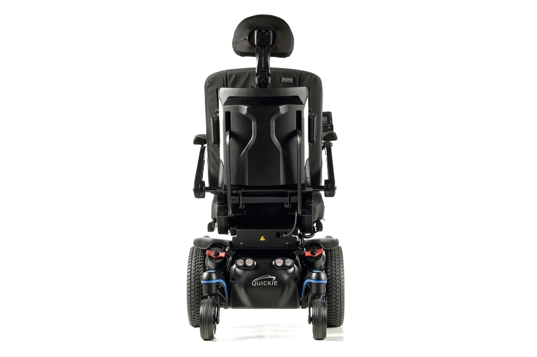 Quickie Q700 elektrische rolstoel maatwerk met grote voetsteunen, ergnomische zitting en hoofdsteun en joystick bediening beeld met midwielmotor achteraanzicht verlichting en stevige rugbasis