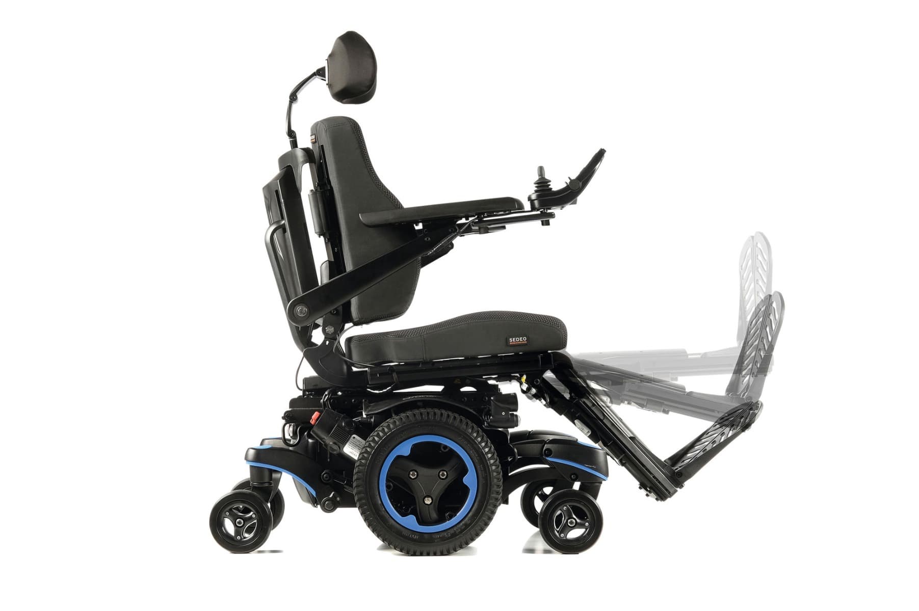 Quickie Q700 elektrische rolstoel maatwerk met grote voetsteunen, ergnomische zitting en hoofdsteun en joystick bediening beeld met midwielmotor zijaanzicht beensteunen omhoog verstelbaar