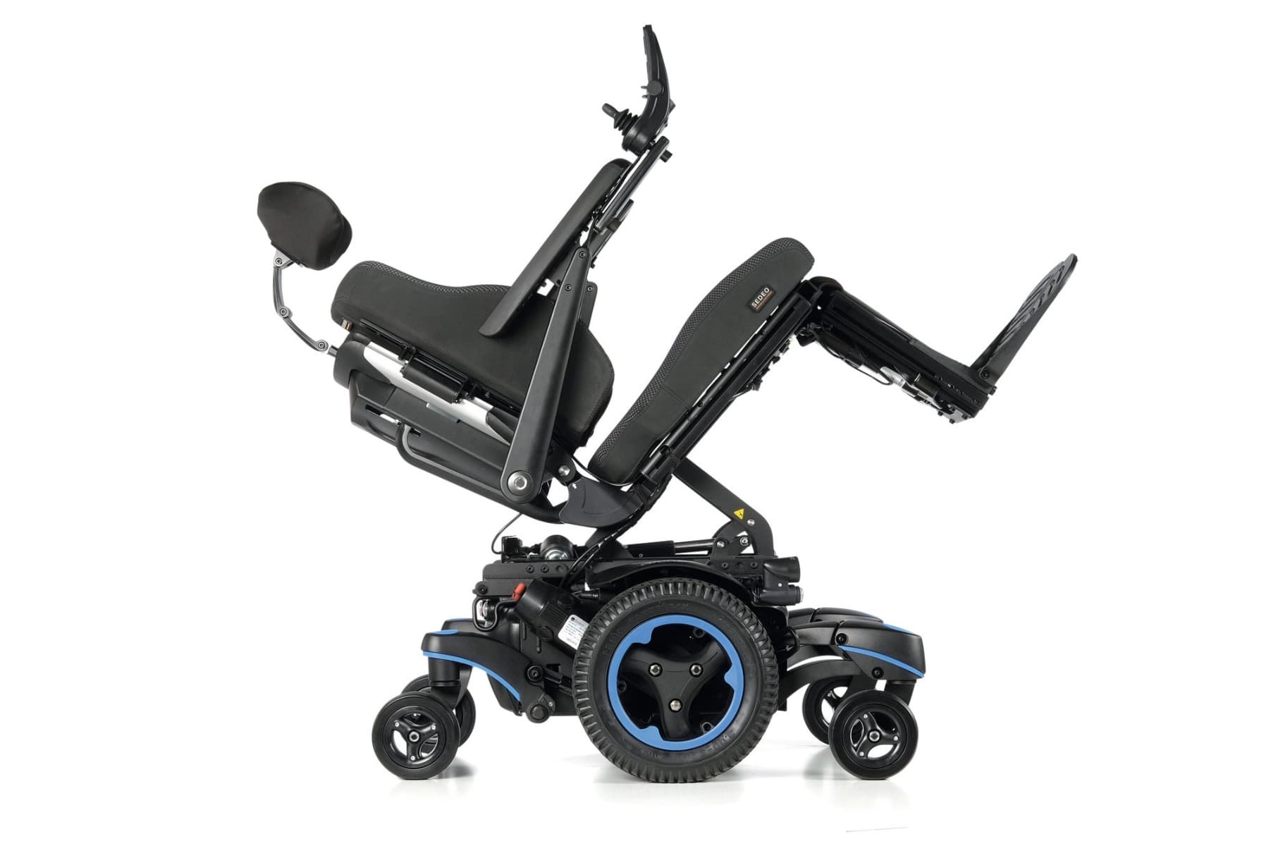 Quickie Q700 elektrische rolstoel maatwerk met grote voetsteunen, ergnomische zitting en hoofdsteun en joystick bediening beeld met midwielmotor zijaanzicht rolstoel kiepbaar achterover