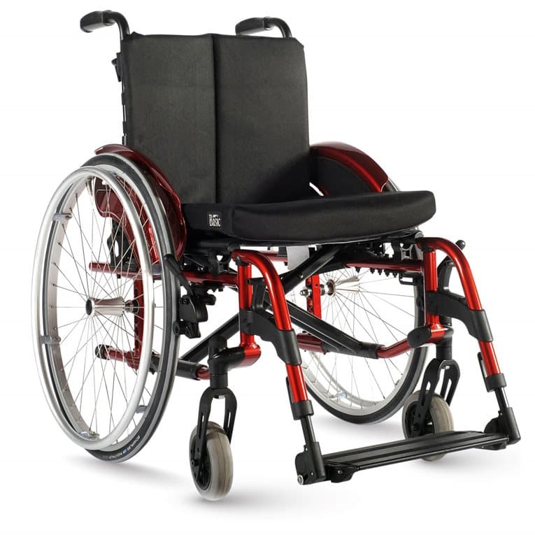 Quickie Life R maatwerk rolstoel met handvatten met voetsteun in het midden om zelf te hoepelen zwarte bekleding met gekleurd frame geen armleuningen