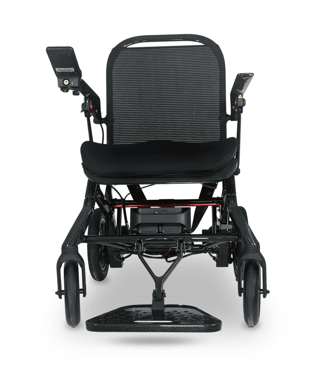 Pride Mobility Jazze Carbon Ultra Lite elektrische rolstoel zwart met mesh rugleuning, gevormd zitkussen, opklapbare voetsteun in het midden en een joystick met knoppen aan het verlengde van de armleuning vooraanzicht motor in het midden onder de zitting