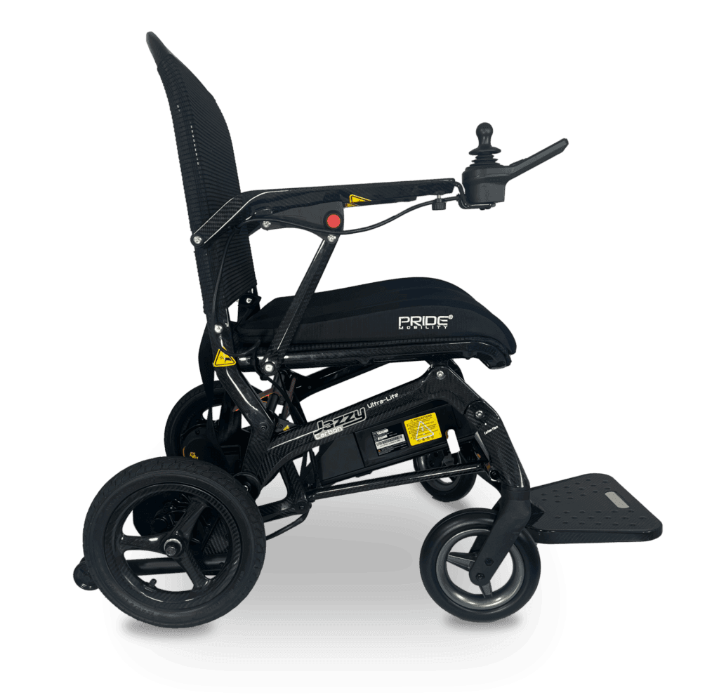 Pride Mobility Jazze Carbon Ultra Lite elektrische rolstoel zwart met mesh rugleuning, gevormd zitkussen, opklapbare voetsteun in het midden en een joystick met knoppen aan het verlengde van de armleuning zijaanzicht kleine wielen voor grote wielen achter