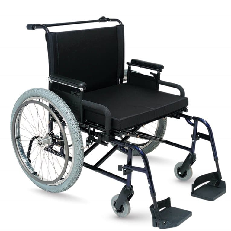 Quickie M6 maatwerk rolstoel voor een hoger gebruikersgewicht met duwbeugel met voetsteunen om zelf te hoepelen zwarte bekleding met zwart frame met armleuningen