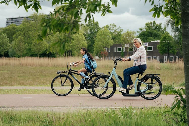 Nijland Suelo lage instap fiets turquoise met zwart twee wielen sfeerbeeld