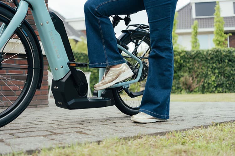 Nijland Suelo lage instap fiets turquoise met zwart twee wielen zoom op lage instap waardoor je stabiel blijft en je been amper hoeft op te tillen