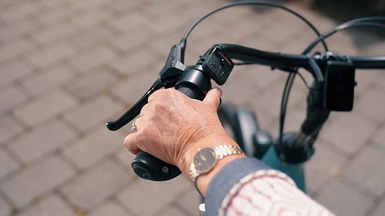 Nijland Suelo lage instap fiets turquoise met zwart twee wielen zoom op wegrijdhulp aan het stuur