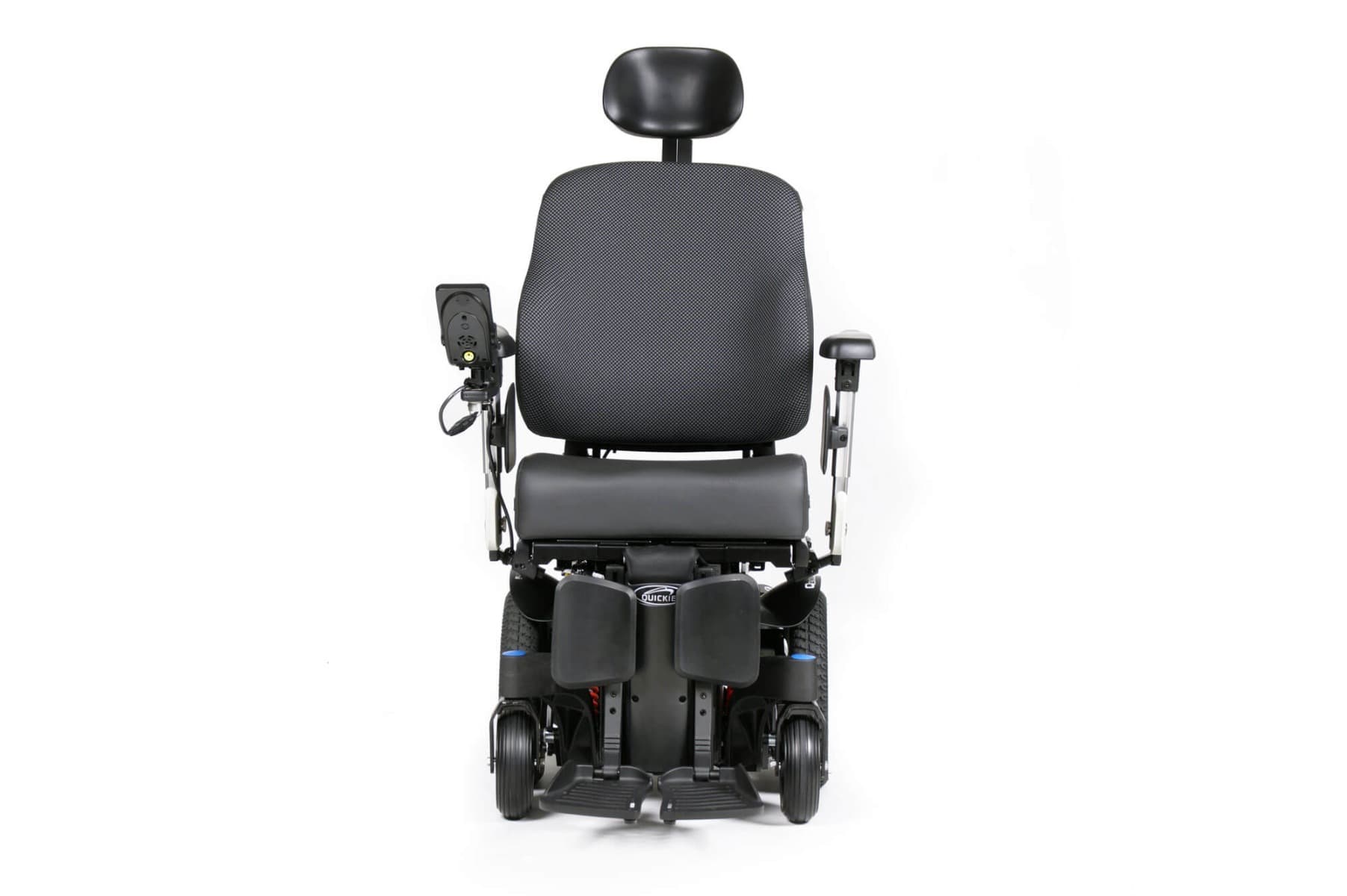 Quickie Q300 Mini elektrische rolstoel maatwerk met grote voetsteunen, ergnomische zitting en hoofdsteun en joystick bediening beeld met midwielmotor en sedeo zitting vooraanzicht voetsteunen met steun bij de kuiten