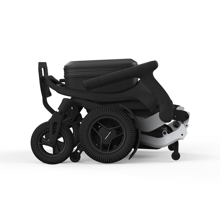 Revamed Robooter E80 Elektrische rolstoel zwarte bekleding en frame met verloop naar wit vooraan het frame. Voetensteun in het midden van de rolstoel en bestuuringsjoystick aan het uiteinde van de armleuning. Voorbeeld opklapbaar.