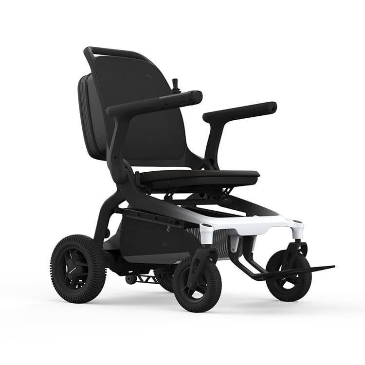 Revamed Robooter E80 Elektrische rolstoel zwarte bekleding en frame met verloop naar wit vooraan het frame. Voetensteun in het midden van de rolstoel en bestuuringsjoystick aan het uiteinde van de armleuning