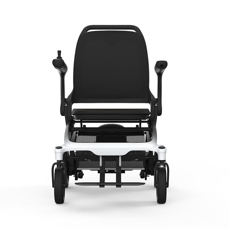 Revamed Robooter E80 Elektrische rolstoel zwarte bekleding en frame met verloop naar wit vooraan het frame. Voetensteun in het midden van de rolstoel en bestuuringsjoystick aan het uiteinde van de armleuning. Vooraanzicht brede zitting en mand onder de zi