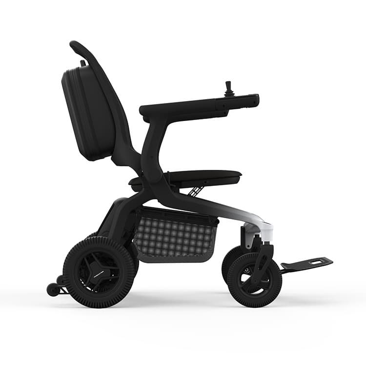 Revamed Robooter E80 Elektrische rolstoel zwarte bekleding en frame met verloop naar wit vooraan het frame. Voetensteun in het midden van de rolstoel en bestuuringsjoystick aan het uiteinde van de armleuning zijaanzicht mand onder de zitting en koffer op
