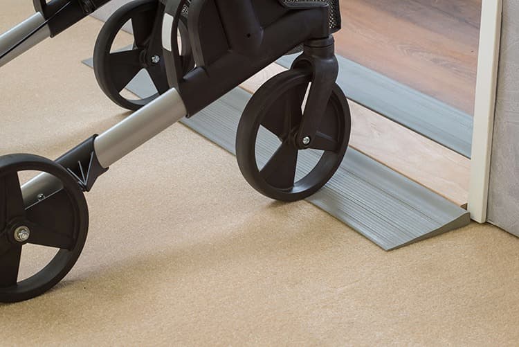 IndoorLine drempelhulp lage hoogtes grijs gebruik rollator over drempelhulp