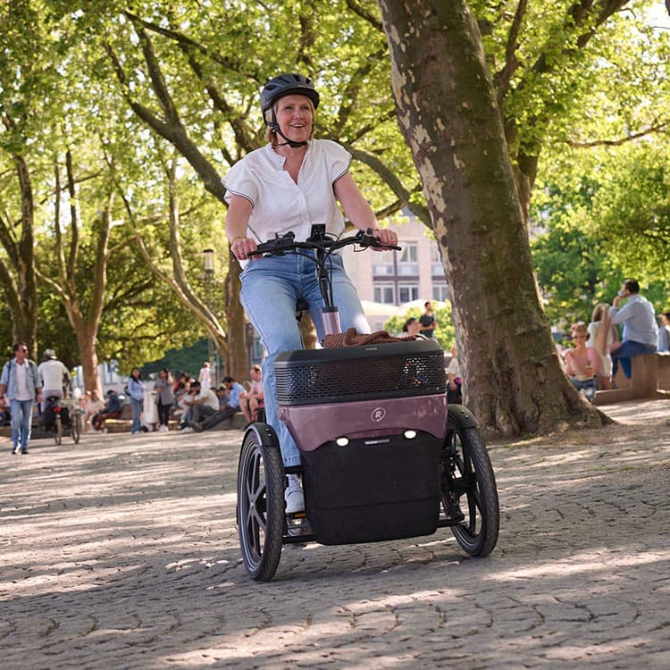 Van Raam Thuja driewielfiets met twee voorwielen en een bagage bak aan de voorkant sfeerbeeld comfortabel op de fiets