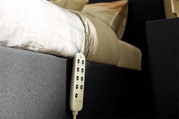 Deron Timeless Deluxe eenpersoons hoog-laagbed detail handbediening