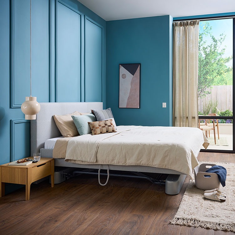 Deron Timeless Deluxe tweepersoons hoog-laagbed lichtgrijs verstelbare lattenbodem sfeerbeeld opgemaakt bed met hoofdbord (niet standaard inbegrepen) om de wielen van het bed zitten wielkappen om deze weg te werken