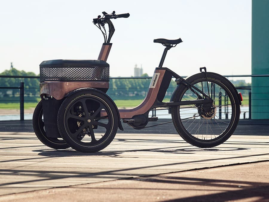 Van Raam Thuja driewielfiets met twee voorwielen en een bagage bak aan de voorkant sfeerbeeld Thuja in de stad