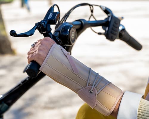 Bij artrose is het kraakbeen beschadigd of versleten en dat zorgt voor pijn. Het kan bij alle gewrichten in het hele lichaam voorkomen. Lees hieronder welke hulpmiddelen jou kunnen ondersteunen bij slijtage in je lichaam. Bij artrose is het kraakbeen beschadigd of versleten en dat zorgt voor pijn. Het kan bij alle gewrichten in het hele lichaam voorkomen. Lees hieronder welke hulpmiddelen jou kunnen ondersteunen bij slijtage in je lichaam.